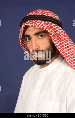 Arabian sérieux homme portant des vêtements traditionnels Banque D'Images