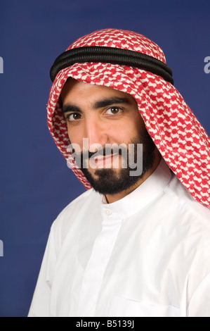 Portrait d'un homme vêtu du costume traditionnel arabe Banque D'Images