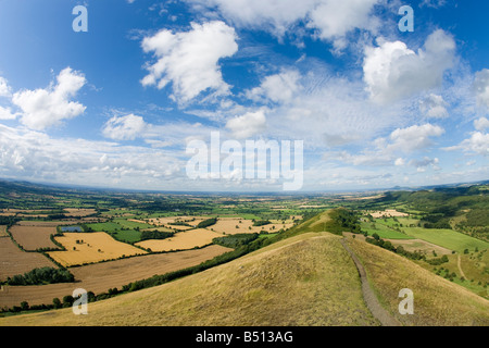 Le Shropshire plain à la recherche de la colline Wrekin de Lawley dans Church Stretton collines en été soleil Shropshire England UK GO Banque D'Images