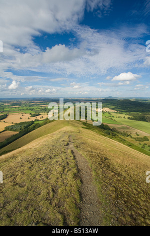 Le Shropshire plain à la recherche de la colline Wrekin de Lawley dans Church Stretton collines en été soleil Shropshire England UK GO Banque D'Images