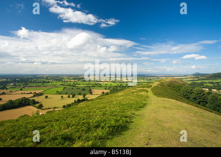 Le Shropshire plain à la recherche de la colline Wrekin de Lawley dans Church Stretton collines en été soleil Shropshire England UK GO Banque D'Images