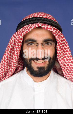 Keffieh arabe avec l'homme et l'agal coiffure smiling Banque D'Images