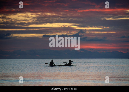 Les canoéistes crépuscule Llandanwg Gwynedd au nord du Pays de Galles Banque D'Images