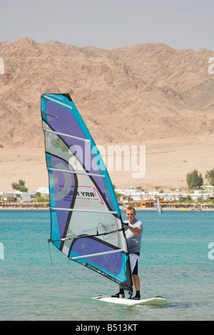 Une planche dans la Red Sea Resort de Dahab en Egypte Banque D'Images