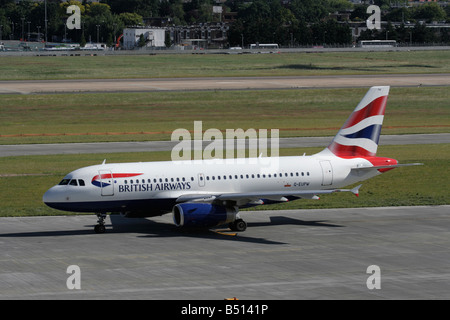 British Airways Airbus A319 avion de passagers circulant sur le sol à l'aéroport de Heathrow Banque D'Images