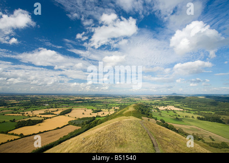 Le Shropshire plain à la recherche de la colline Wrekin de Lawley dans Church Stretton collines en été soleil Shropshire England UK GO Banque D'Images