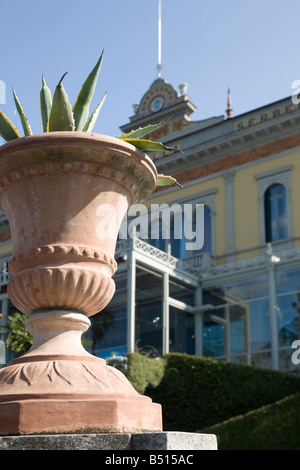 Grand Hotel Villa Serbelloni Bellagio, Lac de Côme, Italie. se concentrer sur l'argile vase de l'avant Banque D'Images