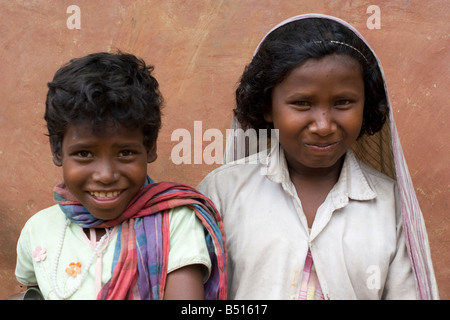 Deux jeunes filles de la tribu Santhal Communauté à un village éloigné de Birbhum, Bengale occidental, Inde Banque D'Images