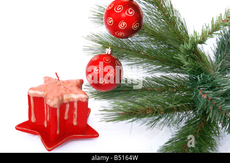 Boules rouges de Noël sur le sapin et bougie rouge Banque D'Images