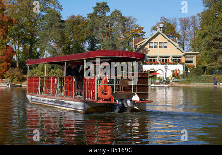 Un bateau transportant les visiteurs partout dans le Chalet des Iles Restaurant Lac Inférieur du Bois de Boulogne Paris France Banque D'Images