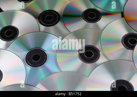 Les disques cd dvd sur fond noir ordinateurs Banque D'Images