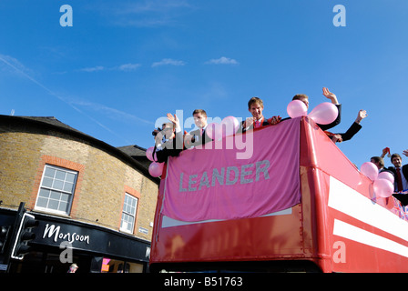 Médailles olympiques, les rameurs parade dans Henley sur un bus à toit ouvert Banque D'Images