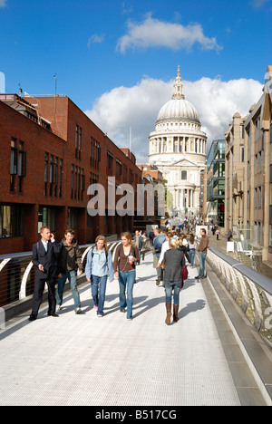 Les promeneurs sur le pont du millénaire avec la Cathédrale St Paul à l'arrière-plan Banque D'Images