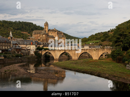 La lumière du soleil du soir sur le village médiéval d'Estaing, France Banque D'Images