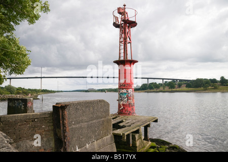 Erskine Bridge, rivière Clyde et de la navigation de la lumière. Le pont est le passage à niveau le plus bas de la Clyde, ouvert en 1971. Banque D'Images