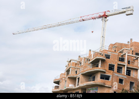 Grue et bloc appartement abandonné anciennement en construction Estepona Costa del Sol Malaga Espagne Banque D'Images