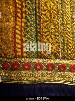 Détail de broderie main Artisanat pakistanais de la robe brodée de fil d'or de Sind au Pakistan Banque D'Images