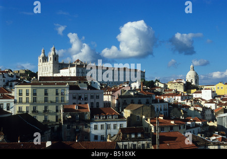 L'église de São Vicente de Fora et Alfama vu de Miradouro do Santa Lucia, Lisbonne, Portugal Banque D'Images