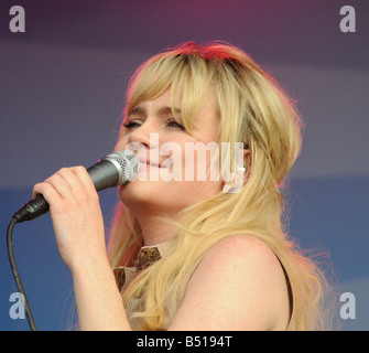 Singer Duffy performing à Cheltenham Festival Wychwood 2008 Banque D'Images