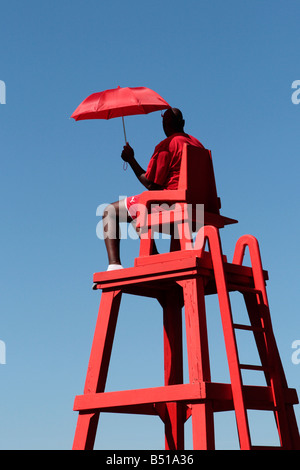 Protection de la vie en rouge avec un parasol rouge (parapluie) Banque D'Images