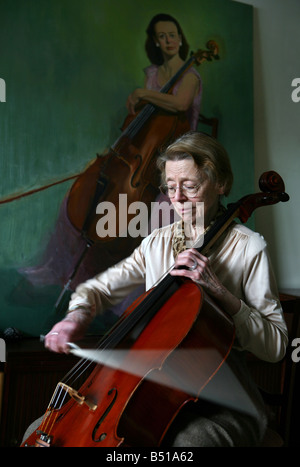 Femme âgée La violoncelliste avec peinture à l'huile de ses jeunes années Banque D'Images