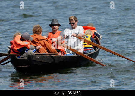 Deux familles dans une barque sur la mer Baltique, Porvoo, Finlande, Europe. Banque D'Images