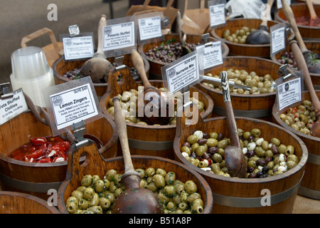 Olives pour vendre au Marché de Spitalfields, East London Banque D'Images