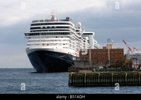 Holland American Cruise ship docked in Halifax, Nova Scotia, Canada Banque D'Images