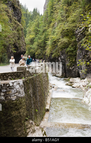 La Moldavie Roumanie Europe balades touristiques sur route à travers la gorge de la rivière de Bicaz dans les gorges du Bicaz Hasmas National Park Banque D'Images