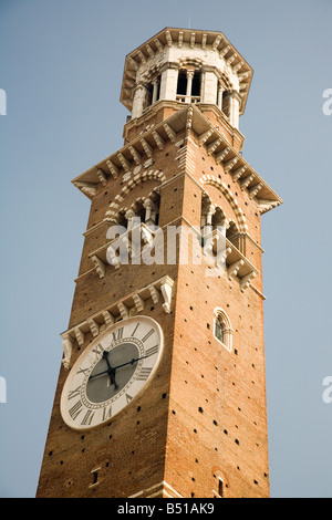 Tour de Gardell sur la Piazza delle Erbe Verona, Italie, construit en 1370 par Cansignorio Banque D'Images