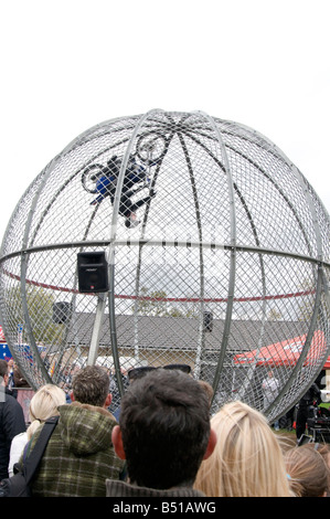 Globe moto cycle moteur pilote moto vélo de cirque voir mur de cascades stunt mort à l'envers Banque D'Images