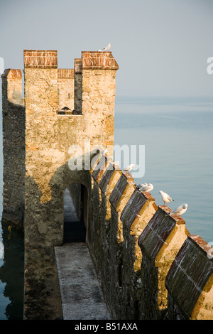 Sirmione - port fortifications de Château Scaliger - sur le lac de Garde, Italie du Nord Banque D'Images