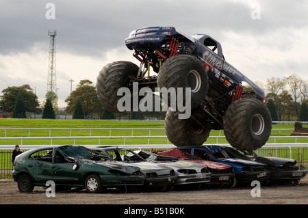 Les grandes roues de monster truck suv camions vus offroader par quatre 4 Bigfoot 4X4 saut saut voitures voiture écrasé écrasement écrasement divertir Banque D'Images