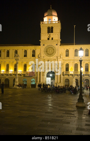 La tour de l'horloge dans la Piazza dei Signori, au coeur de Padoue, Italie du Nord Banque D'Images