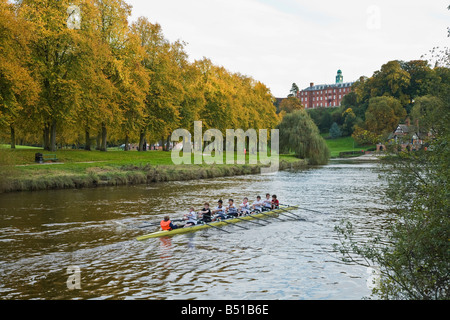 Les garçons de l'École de Shrewsbury, de l'aviron sur la rivière Severn dans le parc de la carrière à Shrewsbury Shropshire Banque D'Images