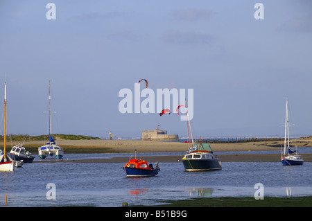 Bembridge Harbour avec kites et fort Banque D'Images