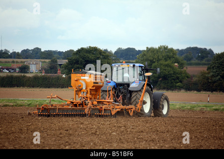 Les semis de blé d'hiver à l'aide d'une machine de forage freeflow simba et le tracteur dans l'East Anglia Suffolk Banque D'Images