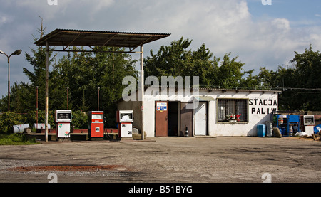 Station de remplissage Garage dans Poblocie village Pologne Banque D'Images