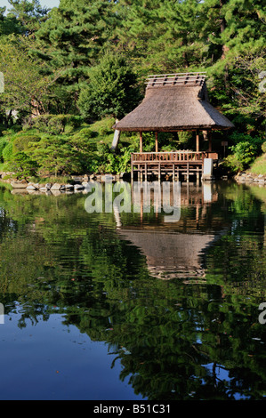 Pagoda au bord de l'eau au cir japonais Shukkeien et jardin promenade culière, Hiroshima, Japon 5/7 Banque D'Images