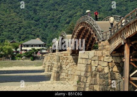 Le Pont Kintai en bois (Kintai-kyo) enjambant la rivière Nishiki Iwakuni, Japon, 5/5 Banque D'Images