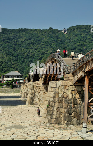 Le Pont Kintai en bois (Kintai-kyo) enjambant la rivière Nishiki Iwakuni, Japon, 4/5 Banque D'Images