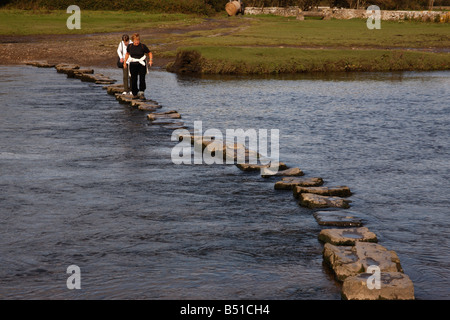 Ogmore River dans Stepping Stones river par Château de Ogmore, Pembrokeshire Banque D'Images