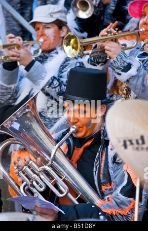 Joueur de tuba dans la bande à Rosswoschwyber Guggenmusik la Fête des vendanges Banque D'Images