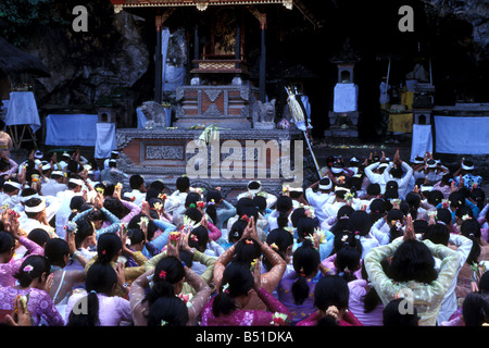 Pura Goa Lawah bat cave scène Bali Indonésie Banque D'Images