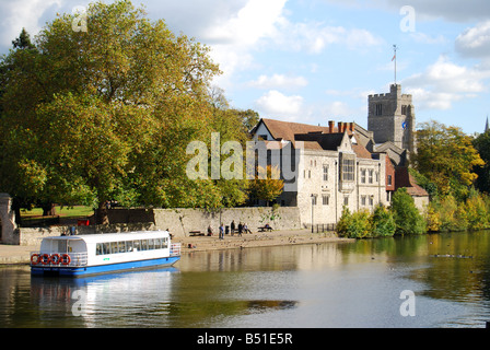 Riverside montrant le Palais de l'archevêque, rivière Medway, Maidstone, Kent, Angleterre, Royaume-Uni Banque D'Images