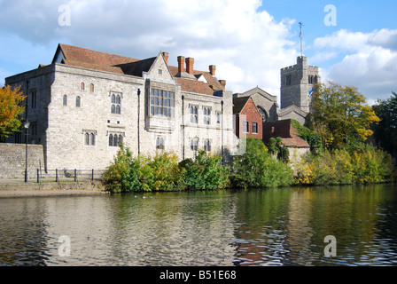 Riverside montrant le Palais de l'archevêque, rivière Medway, Maidstone, Kent, Angleterre, Royaume-Uni Banque D'Images