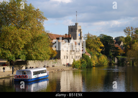 Riverside montrant le Palais de l'archevêque, rivière Medway, Maidstone, Kent, Angleterre, Royaume-Uni Banque D'Images