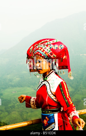 Les femmes Yao cheveux longs dans les rizières en terrasses de LongJi dans Guangxi Chine Banque D'Images