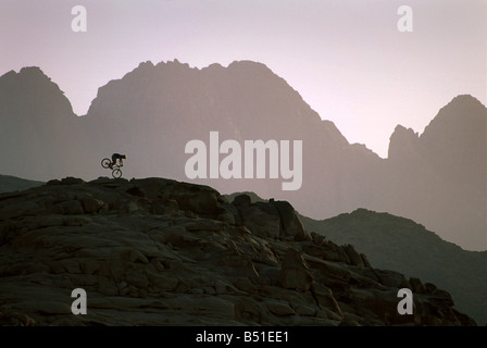 Champion du Monde de vélo de montagne, Hans Rey, Mont Siniai, Egypte Banque D'Images