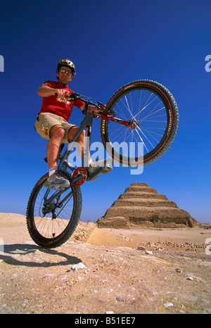 Champion du Monde de vélo de montagne, Hans Rey, à Saqqara, la pyramide de Saqqarah, Sakkara, Le Caire, Egypte Banque D'Images